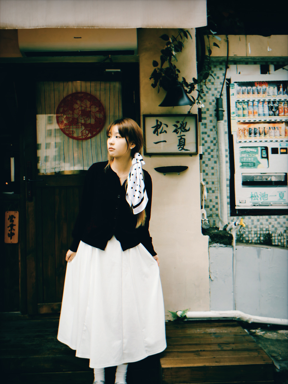 Fresh 400: a woman with a white hair ribbon outside a Japanese doorway